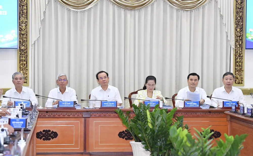 Bí thư Thành ủy TPHCM, Chủ tịch HĐND TPHCM cùng các Phó Chủ tịch UBND TPHCM dự hội nghị. Ảnh: VIỆT DŨNG Bí thư Thành ủy TPHCM, Chủ tịch HĐND TPHCM cùng các Phó Chủ tịch UBND TPHCM dự hội nghị. Ảnh: VIỆT DŨNG