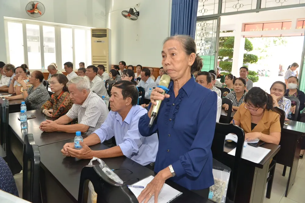 Cử tri huyện Hóc Môn nêu ý kiến tại buổi tiếp xúc. Ảnh: CAO THĂNG