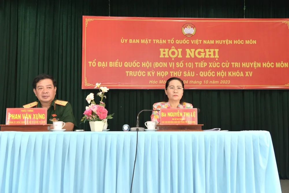 Đại biểu Nguyễn Thị Lệ và đại biểu Phan Văn Xựng tại buổi tiếp xúc cử tri huyện Hóc Môn. Ảnh: CAO THĂNG