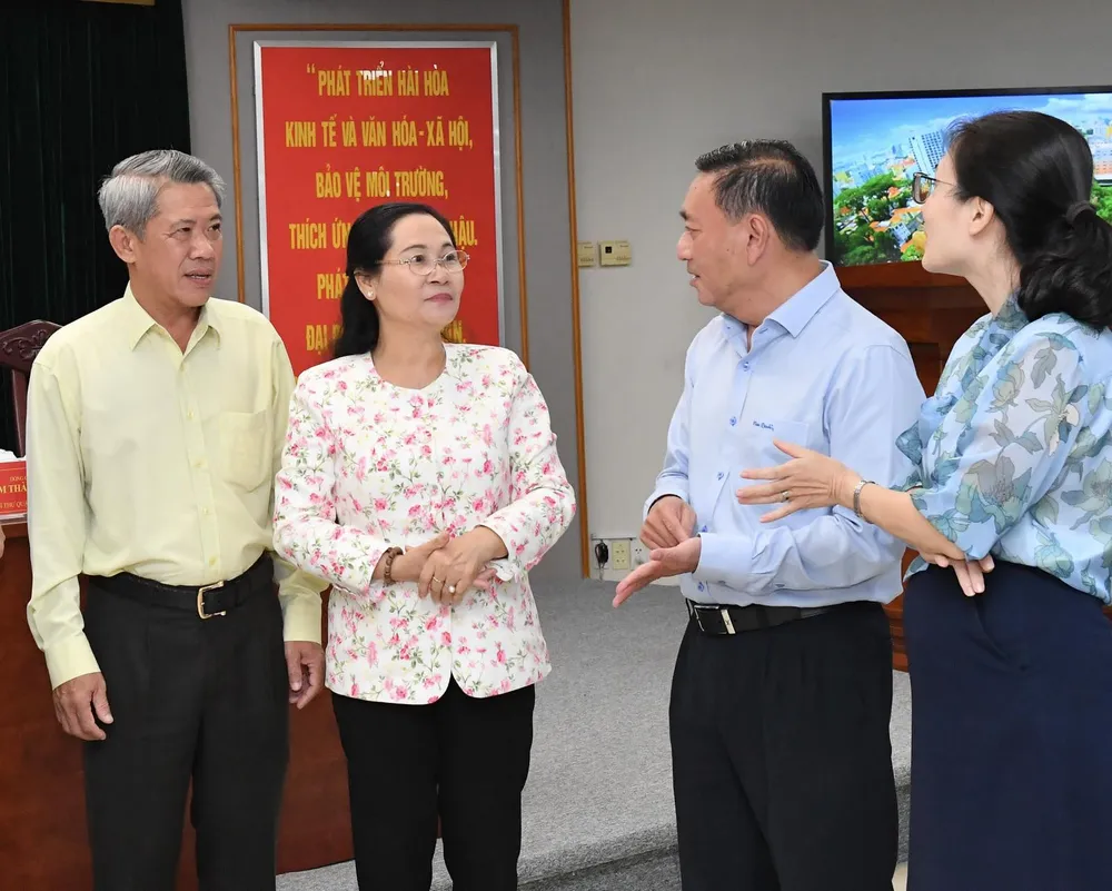 Đồng chí Nguyễn Thị Lệ trao đổi cùng lãnh đạo quận 3 tại hội nghị. Ảnh: VIỆT DŨNG Đồng chí Nguyễn Thị Lệ trao đổi cùng lãnh đạo quận 3 tại hội nghị. Ảnh: VIỆT DŨNG