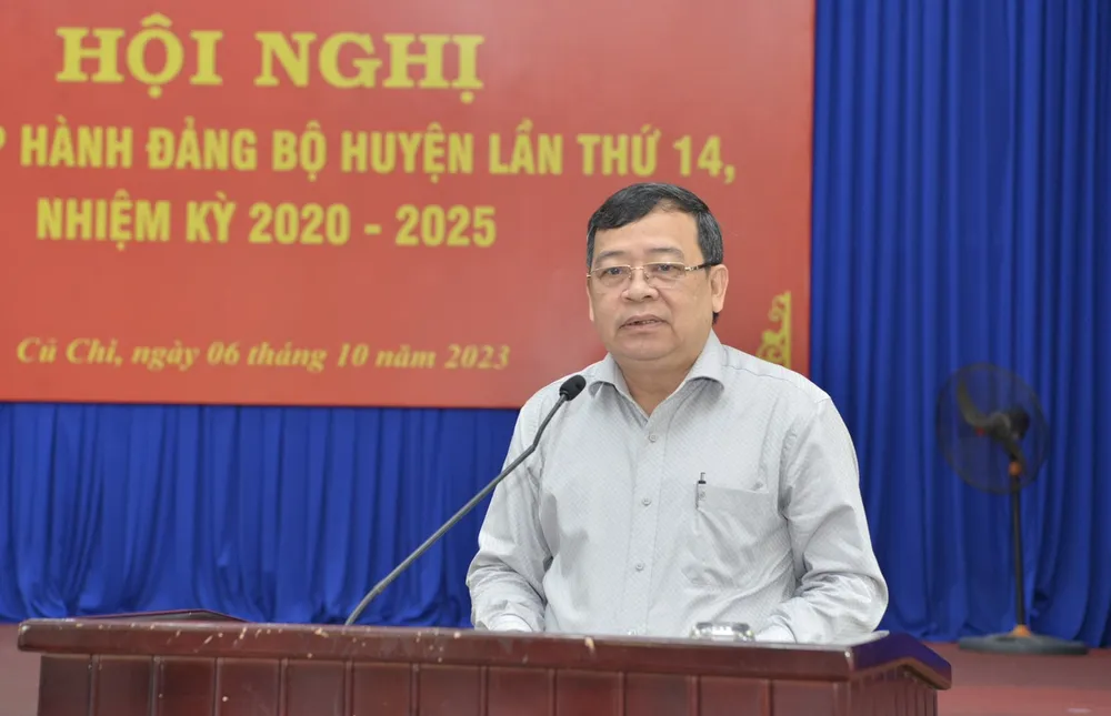 Phó Bí thư Thường trực Huyện ủy huyện Củ Chi Lê Thanh Phong báo cáo tại hội nghị. Ảnh: CAO THĂNG Phó Bí thư Thường trực Huyện ủy huyện Củ Chi Lê Thanh Phong báo cáo tại hội nghị. Ảnh: CAO THĂNG