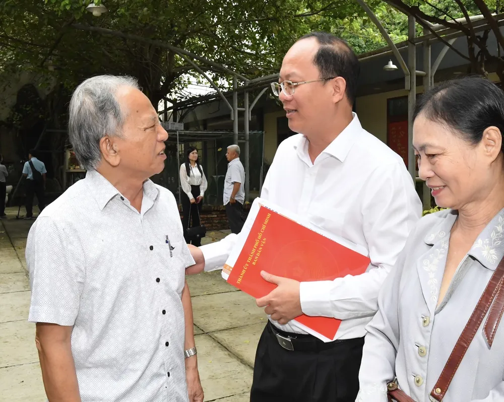Đồng chí Nguyễn Hồ Hải trao đổi cùng lãnh đạo, cán bộ Ban Dân vận Thành ủy các thời kỳ. Ảnh: VIỆT DŨNG Đồng chí Nguyễn Hồ Hải trao đổi cùng lãnh đạo, cán bộ Ban Dân vận Thành ủy các thời kỳ. Ảnh: VIỆT DŨNG