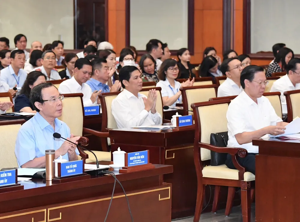 Bí thư Thành ủy TPHCM Nguyễn Văn Nên và Chủ tịch UBND TPHCM Phan Văn Mãi dự hội nghị. Ảnh: VIỆT DŨNG Bí thư Thành ủy TPHCM Nguyễn Văn Nên và Chủ tịch UBND TPHCM Phan Văn Mãi dự hội nghị. Ảnh: VIỆT DŨNG