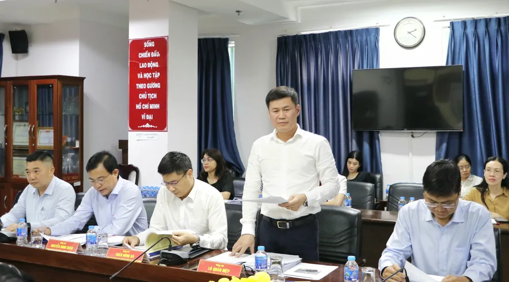 Giám đốc BHXH TPHCM Lò Quân Hiệp nêu ý kiến tại buổi làm việc