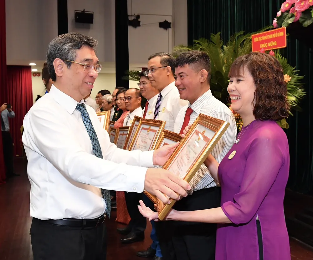 Đồng chí Nguyễn Phước Lộc trao bằng khen cho các tập thể có thành tích xuất sắc trong phong trào thi đua "Dân vận khéo". Ảnh: VIỆT DŨNG Đồng chí Nguyễn Phước Lộc trao bằng khen cho các tập thể có thành tích xuất sắc trong phong trào thi đua "Dân vận khéo". Ảnh: VIỆT DŨNG