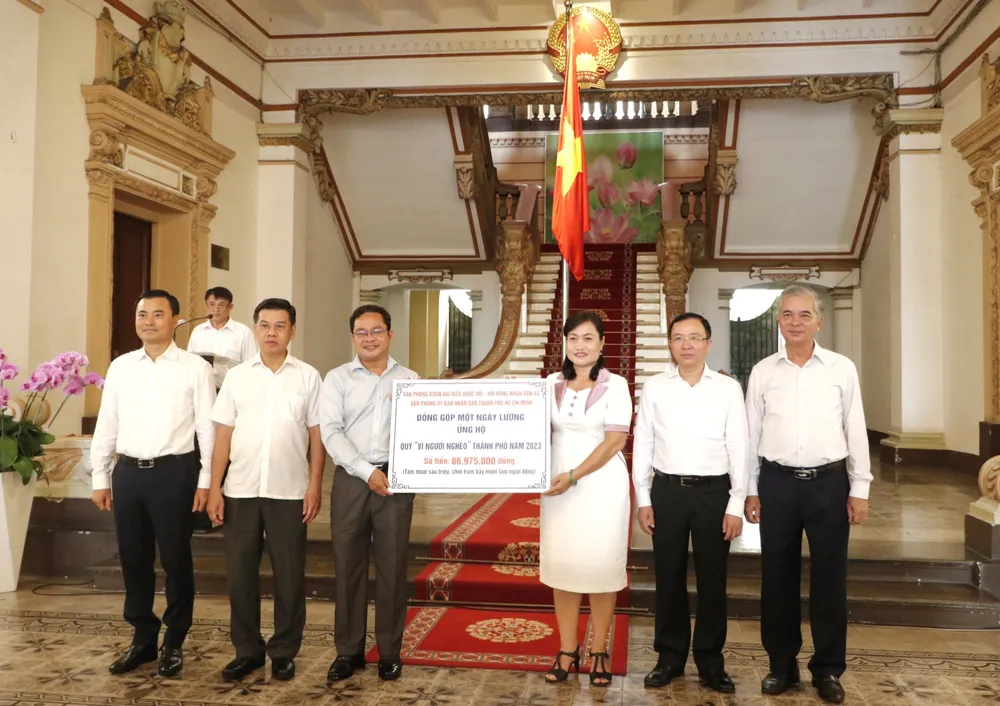 Cán bộ, công chức, người lao động cơ quan Văn phòng Đoàn đại biểu Quốc hội và HĐND, Văn phòng UBND TPHCM, đóng góp 1 ngày lương ủng hộ Quỹ &quot;Vì người nghèo&quot;, sáng 23-10. Ảnh: NGÔ BÌNH