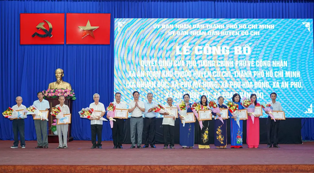 UBND huyện Củ Chi khen thưởng Đảng bộ, chính quyền và nhân dân 6 xã, 12 hộ gia đình, cá nhân tiêu biểu có nhiều đóng góp trong thời kỳ kháng chiến chống Mỹ cứu nước của các xã An toàn khu