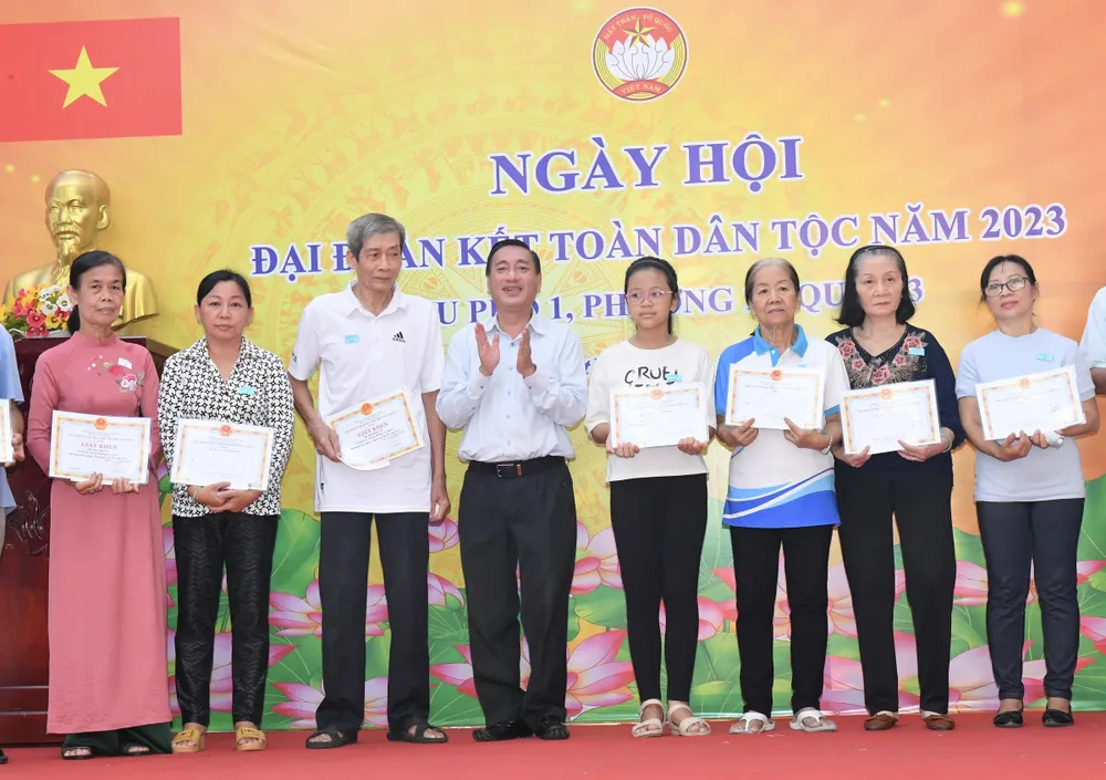 Bí thư Quận ủy quận 3 Phạm Thành Kiên tuyên dương gương người tốt việc tốt. Ảnh: VIỆT DŨNG Bí thư Quận ủy quận 3 Phạm Thành Kiên tuyên dương gương người tốt việc tốt. Ảnh: VIỆT DŨNG