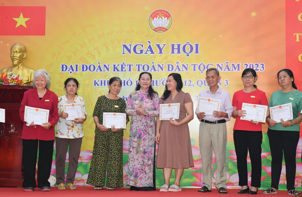 Đồng chí Nguyễn Thị Lệ trao giấy khen tuyên dương gia đình văn hóa tiêu biểu. Ảnh: VIỆT DŨNG Đồng chí Nguyễn Thị Lệ trao giấy khen tuyên dương gia đình văn hóa tiêu biểu. Ảnh: VIỆT DŨNG