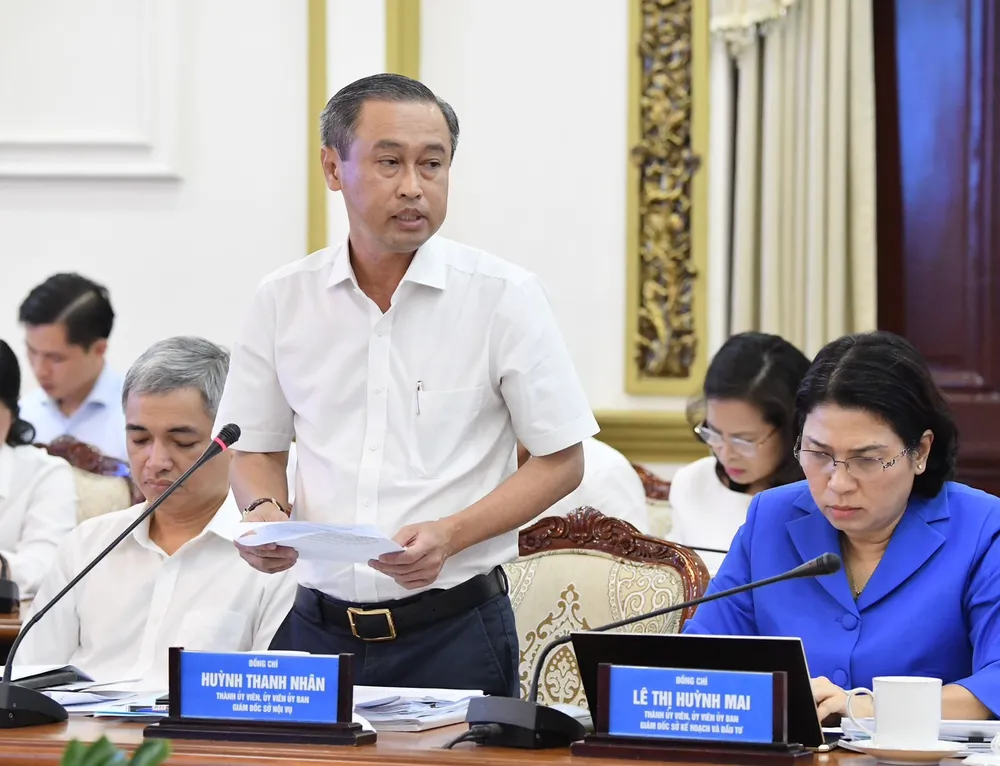 Giám đốc Sở Nội vụ TPHCM Huỳnh Thanh Nhân báo cáo tại phiên họp. Ảnh: VIỆT DŨNG