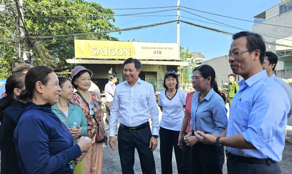 Lãnh đạo quận 12 và phường An Phú Đông trao đổi cùng nhân dân trên đường An Phú Đông 35 Lãnh đạo quận 12 và phường An Phú Đông trao đổi cùng nhân dân trên đường An Phú Đông 35