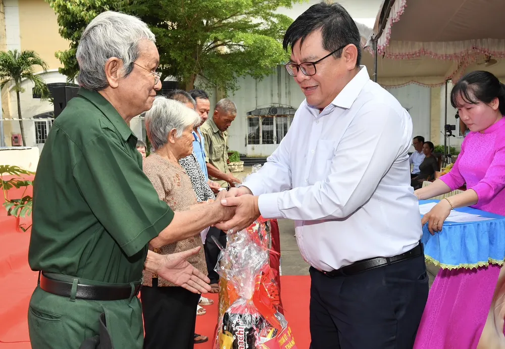 Phó Chủ tịch Ủy ban MTTQ Việt Nam TPHCM Ngô Thanh Sơn tặng quà hộ nghèo, hộ có hoàn cảnh khó khăn. Ảnh: VIỆT DŨNG Phó Chủ tịch Ủy ban MTTQ Việt Nam TPHCM Ngô Thanh Sơn tặng quà hộ nghèo, hộ có hoàn cảnh khó khăn. Ảnh: VIỆT DŨNG