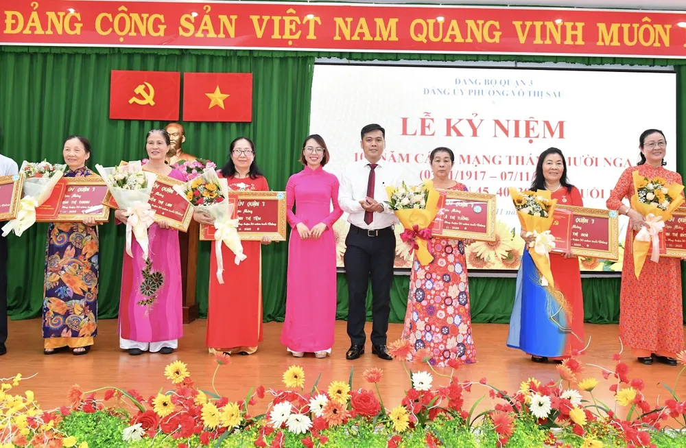 Lãnh đạo Đảng ủy phường Võ Thị Sáu trao Huy hiệu 30 năm tuổi Đảng đến đảng viên. Ảnh: VIỆT DŨNG Lãnh đạo Đảng ủy phường Võ Thị Sáu trao Huy hiệu 30 năm tuổi Đảng đến đảng viên. Ảnh: VIỆT DŨNG