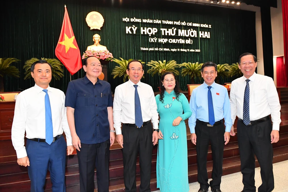 Bí thư Thành ủy TPHCM Nguyễn Văn Nên, Chủ tịch UBND TPHCM Phan Văn Mãi, Chủ tịch HĐND TPHCM Nguyễn Thị Lệ tại kỳ họp. Ảnh: VIỆT DŨNG