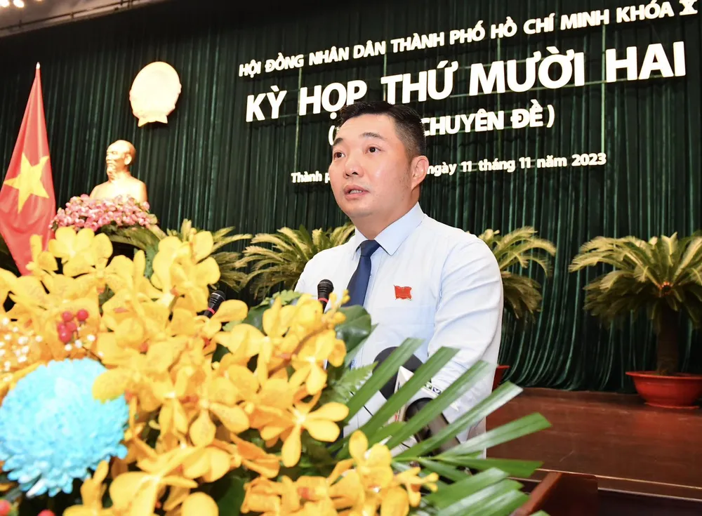 Trưởng Ban Kinh tế - Ngân sách HĐND TPHCM Lê Trương Hải Hiếu báo cáo thẩm tra các tờ trình. Ảnh: VIỆT DŨNG Trưởng Ban Kinh tế - Ngân sách HĐND TPHCM Lê Trương Hải Hiếu báo cáo thẩm tra các tờ trình. Ảnh: VIỆT DŨNG