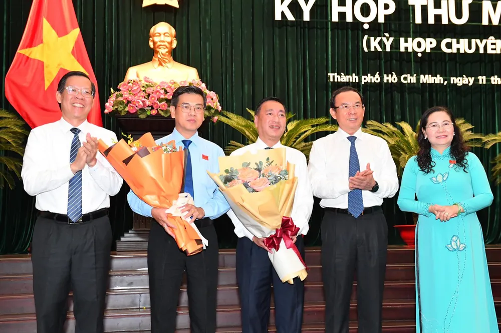 Bí thư Thành ủy TPHCM Nguyễn Văn Nên, Chủ tịch UBND TPHCM Phan Văn Mãi, Chủ tịch HĐND TPHCM Nguyễn Thị Lệ chúc mừng Phó Chủ tịch HĐND TPHCM Phạm Thành Kiên và Phó Chủ tịch UBND TPHCM Nguyễn Văn Dũng. Ảnh: VIỆT DŨNG Bí thư Thành ủy TPHCM Nguyễn Văn Nên, Chủ tịch UBND TPHCM Phan Văn Mãi, Chủ tịch HĐND TPHCM Nguyễn Thị Lệ chúc mừng Phó Chủ tịch HĐND TPHCM Phạm Thành Kiên và Phó Chủ tịch UBND TPHCM Nguyễn Văn Dũng. Ảnh: VIỆT DŨNG