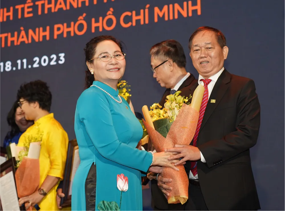 Đồng chí Nguyễn Thị Lệ chúc mừng Hội đồng Đại học Kinh tế TPHCM. Ảnh: HOÀNG HÙNG Đồng chí Nguyễn Thị Lệ chúc mừng Hội đồng Đại học Kinh tế TPHCM. Ảnh: HOÀNG HÙNG