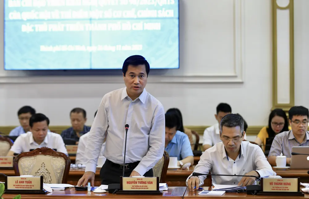 Lãnh đạo Bộ Xây dựng phát biểu tại hội nghị. Ảnh: DŨNG PHƯƠNG Lãnh đạo Bộ Xây dựng phát biểu tại hội nghị. Ảnh: DŨNG PHƯƠNG