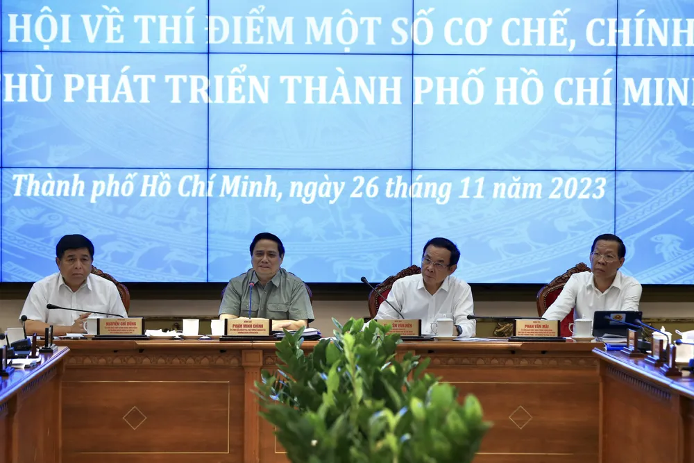 Thủ tướng Phạm Minh Chính, Bí thư Thành ủy TPHCM Nguyễn Văn Nên, Bộ Trưởng Bộ KH-ĐT Nguyễn Chí Dũng, Chủ tịch UBND TPHCM Phan Văn Mãi cùng chủ trì hội nghị. Ảnh: DŨNG PHƯƠNG