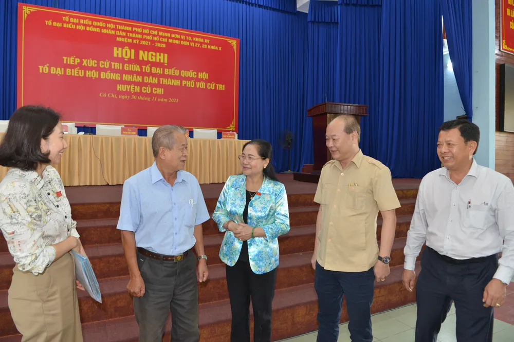Chủ tịch HĐND TPHCM Nguyễn Thị Lệ trao đổi cùng cử tri và lãnh đạo huyện Củ Chi. Ảnh: CAO THĂNG Chủ tịch HĐND TPHCM Nguyễn Thị Lệ trao đổi cùng cử tri và lãnh đạo huyện Củ Chi. Ảnh: CAO THĂNG