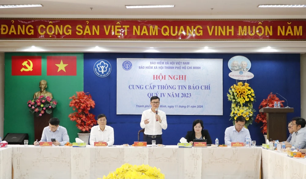 Giám đốc BHXH TPHCM Lò Quân Hiệp thông tin tại hội nghị