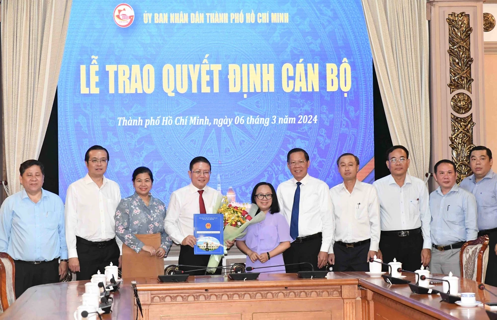 Chủ tịch UBND TPHCM Phan Văn Mãi cùng các đại biểu chúc mừng đồng chí Nguyễn Bắc Nam. Ảnh: VIỆT DŨNG viber-image-2024-03-06-07-46-18-934-635.jpg