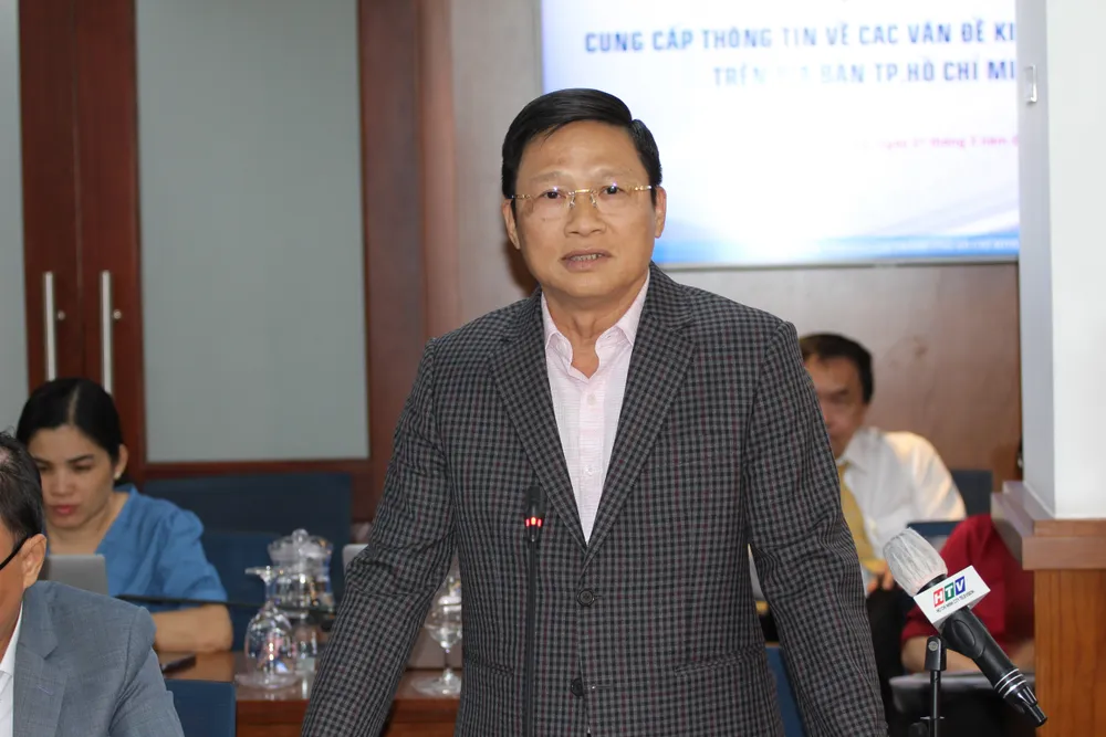 Ông Võ Minh Tuấn thông tin tại họp báo 8. Ãng Võ Minh Tuấn, Giám Äá»c Ngân hà ng Nhà nÆ°á»c â Chi nhánh TPHCM (3).JPG