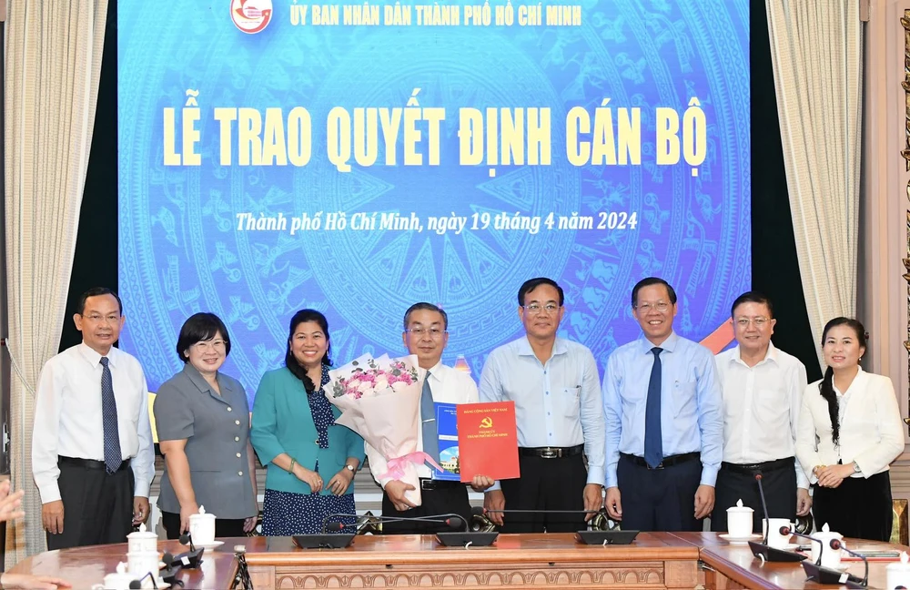 Chủ tịch UBND TPHCM cùng các đại biểu chúc mừng đồng chí Võ Ngọc Quốc Thuận. Ảnh: VIỆT DŨNG viber_image_2024-04-19_08-15-02-695.jpg