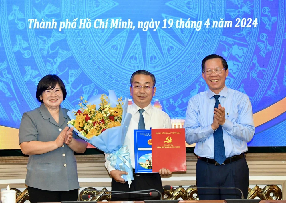 Đồng chí Phan Văn Mãi và đồng chí Văn Thị Bạch Tuyết chúc mừng tân Giám đốc Sở Nội vụ. Ảnh: VIỆT DŨNG viber_image_2024-04-19_08-15-02-997.jpg