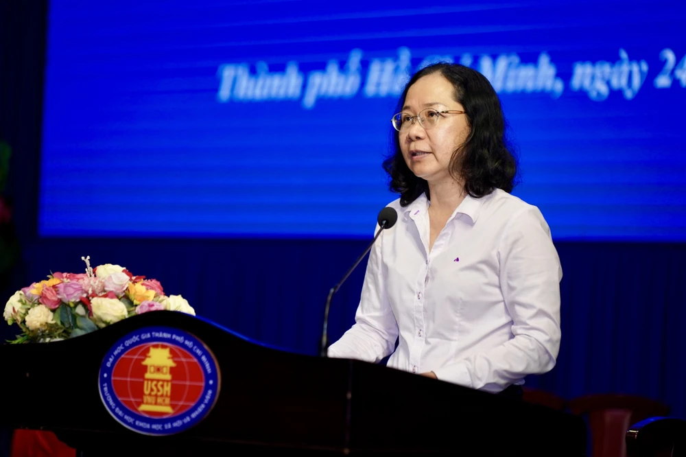 Phó trưởng Ban Tổ chức Thành ủy TPHCM Thái Thị Bích Liên phát biểu tại hội nghị. Ảnh: HOÀNG HÙNG z5471073025456_8169f07551278bc0b2a54e854c959c11.jpg