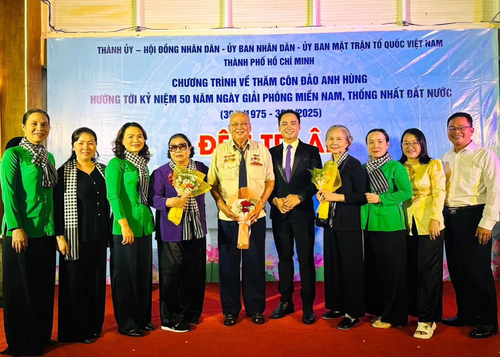 Các đại biểu tham gia chương trình Đêm tri ân z5493653475463_21ddcdd839830e43e27b9312b82ec077.jpg