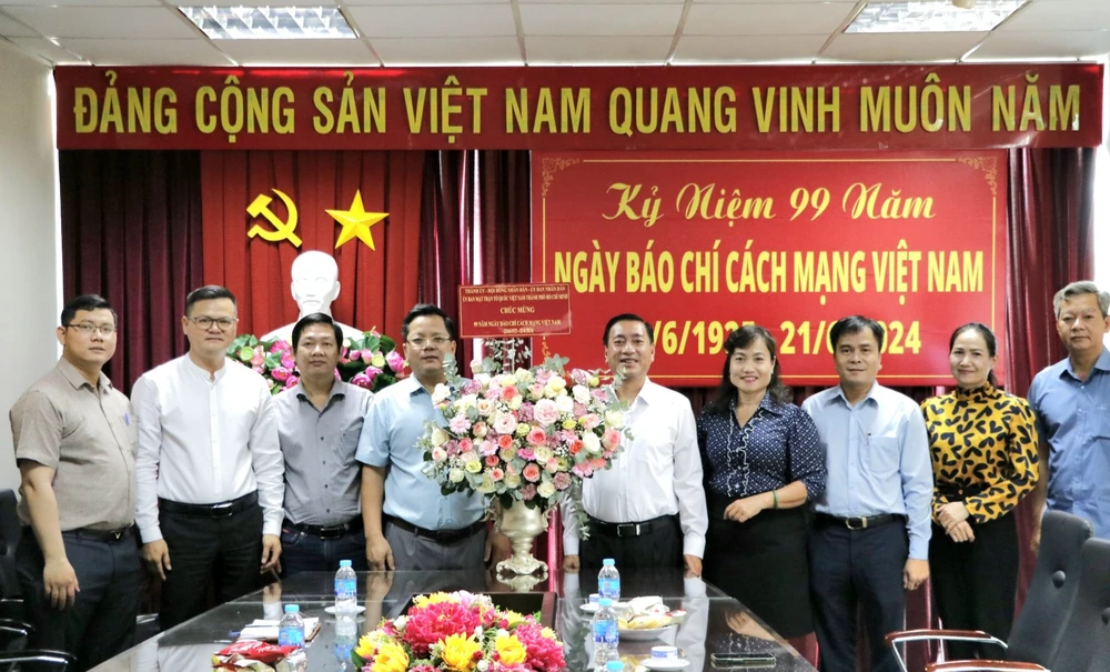 Đồng chí Phạm Thành Kiên cùng đoàn chúc mừng Cơ quan thường trực miền Nam Tạp chí Cộng sản