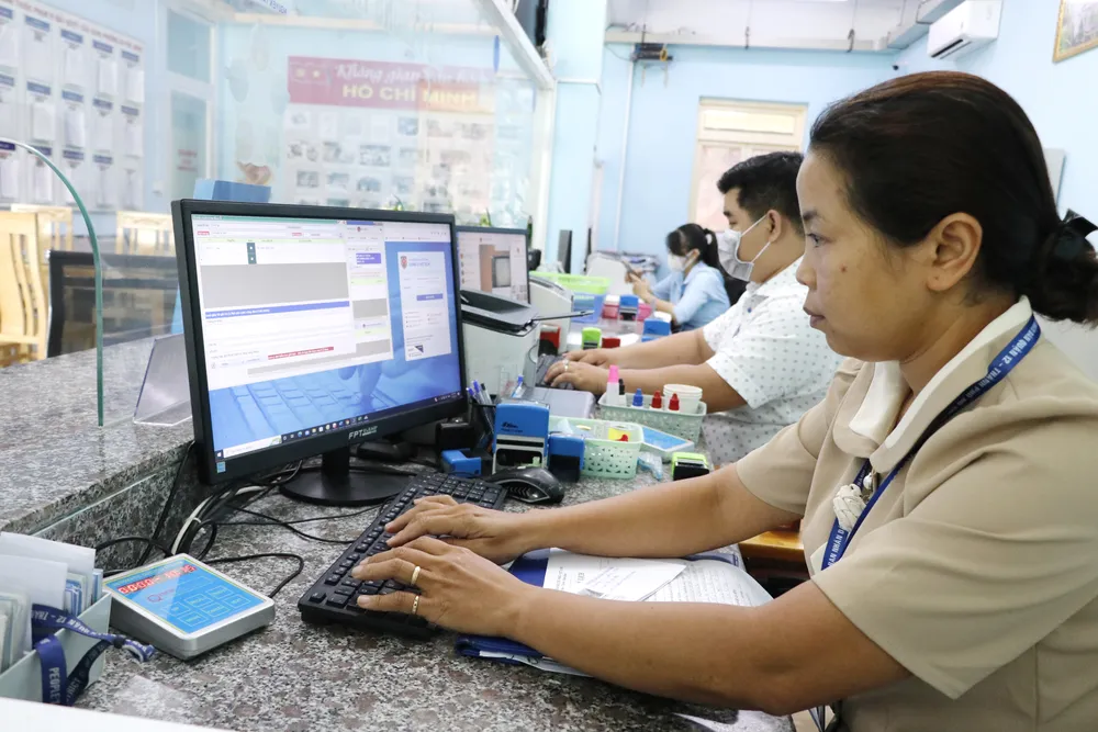 Công chức phường An Phú Đông, quận 12 giải quyết TTHC cho người dân Phường An phú đông.jpg