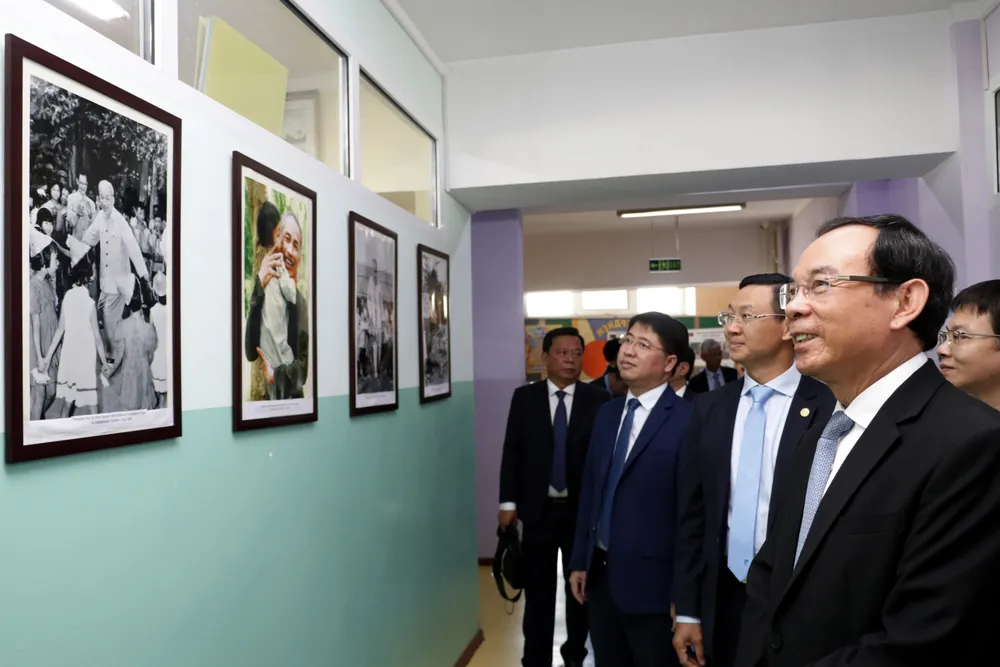 Đồng chí Nguyễn Văn Nên tham quan không gian trưng bày hình ảnh Bác Hồ trong khuôn viên Trường Hồ Chí Minh. Ảnh: NGÔ BÌNH 1.jpg