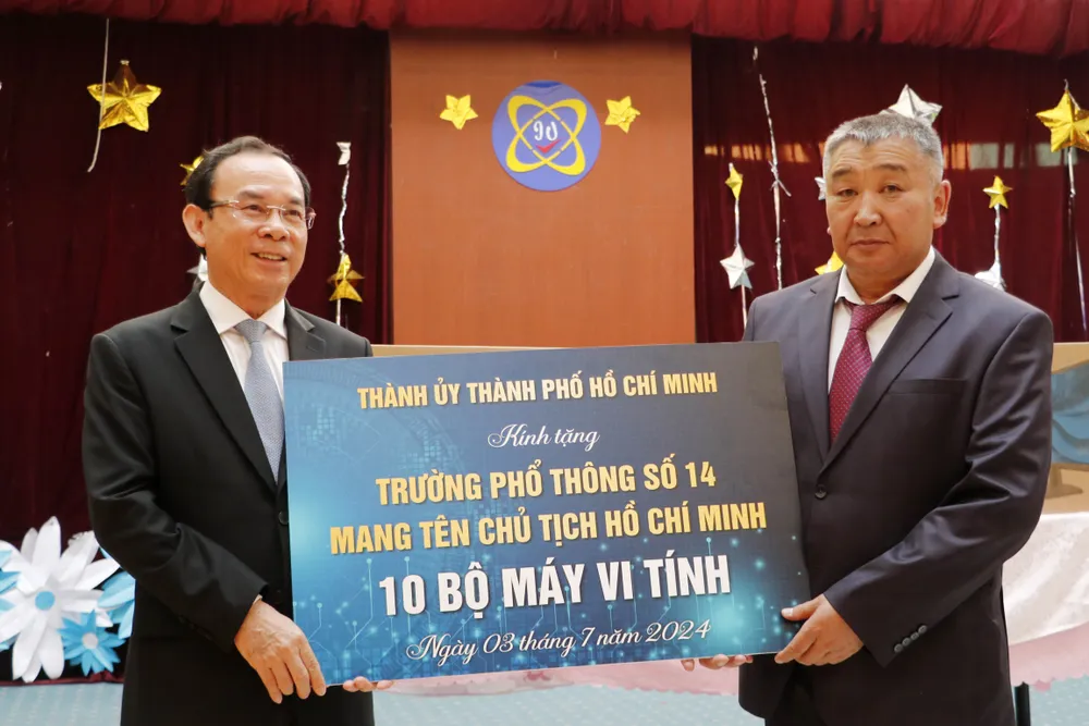 Đồng chí Nguyễn Văn Nên trao tặng 10 bộ máy vi tính đến Trường Hồ Chí Minh. Ảnh: NGÔ BÌNH 15.jpg
