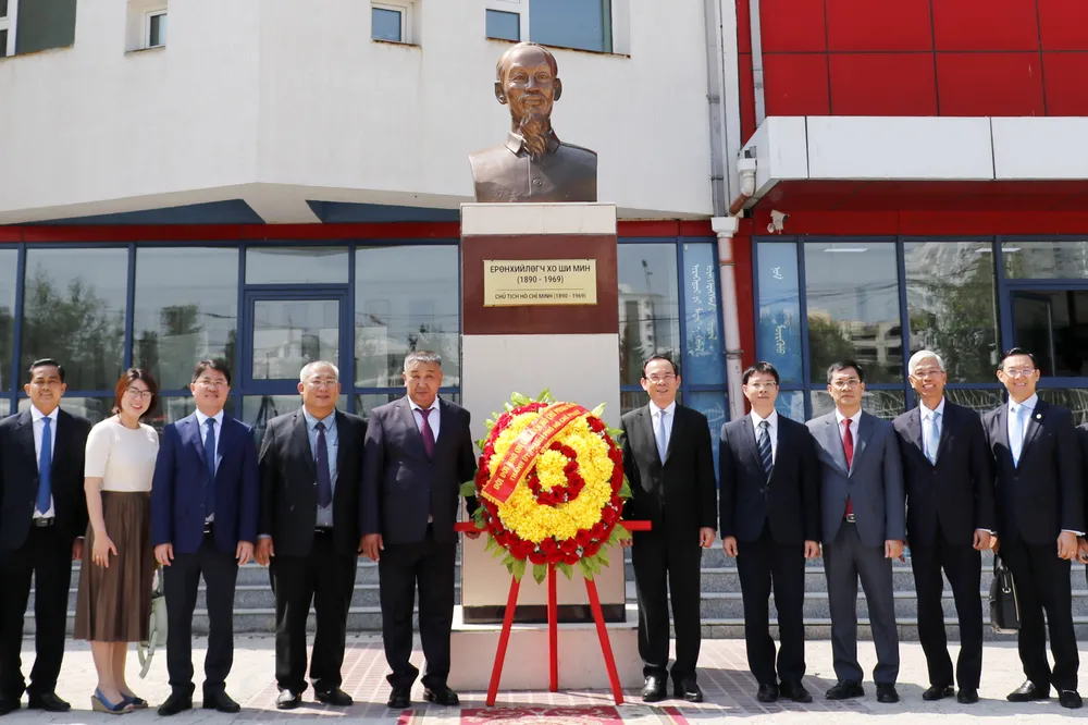 Đồng chí Nguyễn Văn Nên cùng các đại biểu dâng hoa tại tượng đài Bác Hồ trong khuôn viên Trường Hồ Chí Minh. Ảnh: NGÔ BÌNH 16.jpg