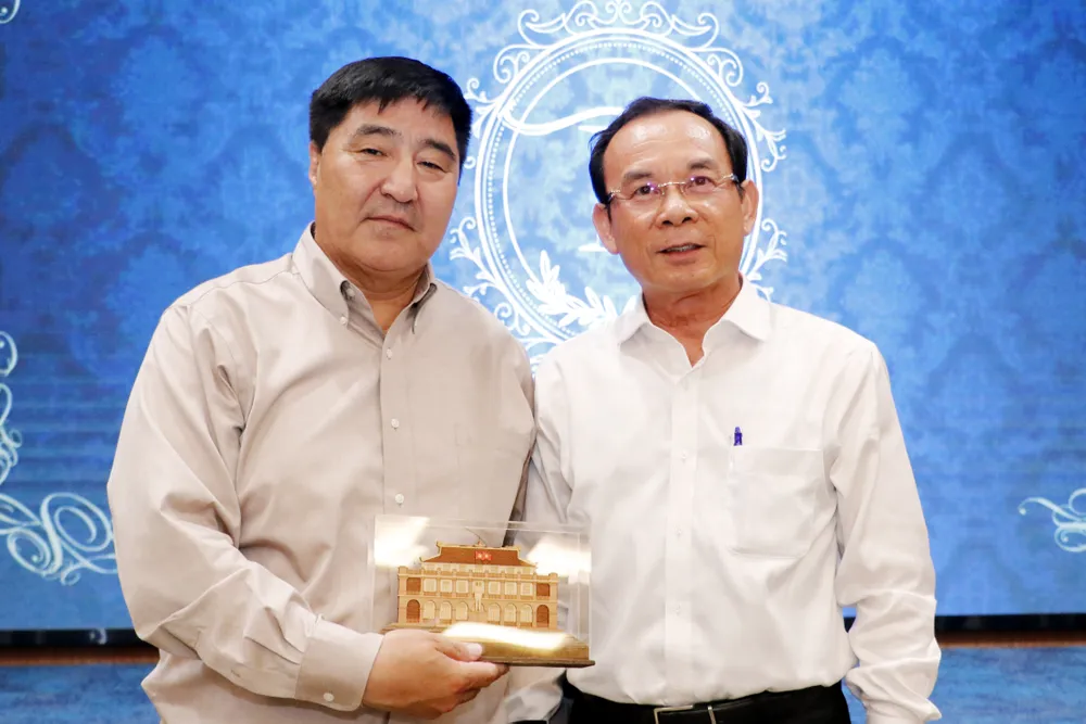Đồng chí Nguyễn Văn Nên tặng quà lưu niệm lãnh đạo quận Chingetei. Ảnh: NGÔ BÌNH 8.jpg