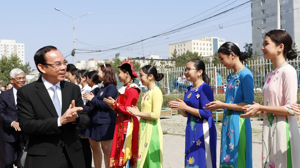 Học sinh Trường Hồ Chí Minh chào đón Bí thư Thành ủy TPHCM cùng đoàn đến thăm. Ảnh: NGÔ BÌNH 9.jpg