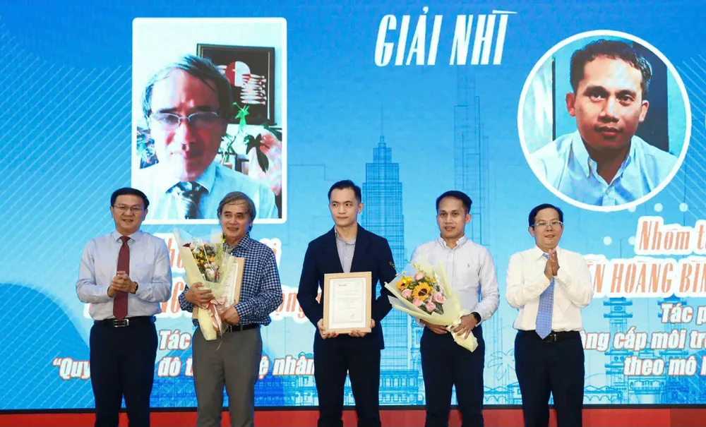 Giám đốc Sở TT-TT Lâm Đình Thắng và Tổng Biên tập Báo Người Lao Động Tô Đình Tuân trao giải đến các tác giả đoạt giải Nhì. Ảnh: H.T z5845296597087_5afbb7bf20c9520fd76f791fccea56eb.jpg