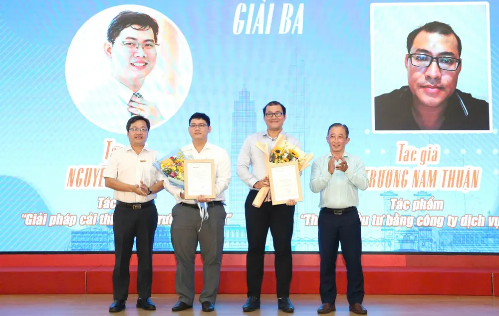 Các tác giả đoạt giải Ba. Ảnh: H.T z5845296606392_79f2b306a04acdec866ff195b2f8f227.jpg
