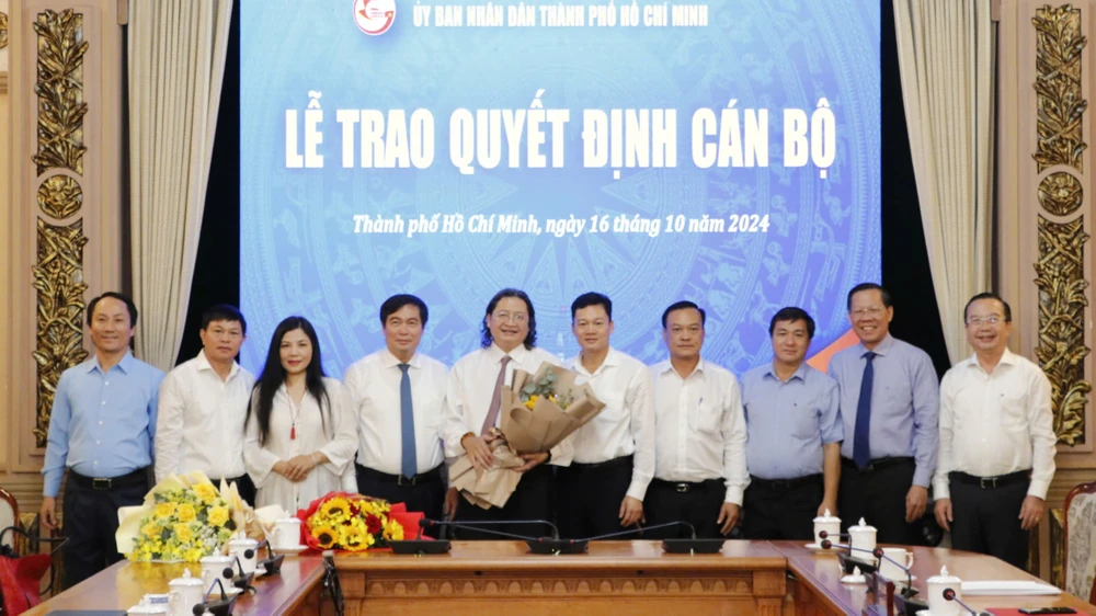 Chủ tịch UBND TPHCM cùng các đại biểu chúc mừng đồng chí Nguyễn Minh Nhựt z5934397416371_02c15b7f6d5b49b5e3af9485d7567053.jpg
