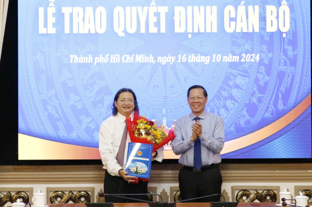 Đồng chí Phan Văn Mãi trao quyết định đến ông Nguyễn Minh Nhựt z5934397450495_a1cf329e5125a6b9af90481f4400a3bc.jpg
