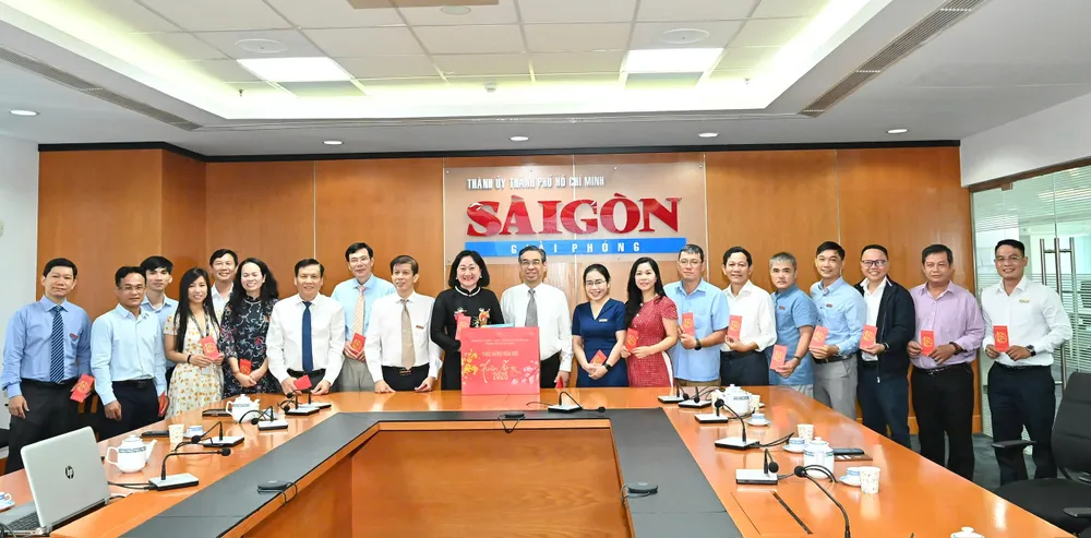 Đồng chí Nguyễn Phước Lộc tặng quà, chúc mừng năm mới tập thể Báo SGGP. Ảnh: VIỆT DŨNG z6269277250339_645711ef63bab9146f2263ac3d7f9250.jpg