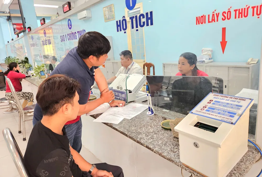Người dân làm thủ tục hành chính tại UBND phường An Phú Đông (quận 12) An Phú Đông.jpg