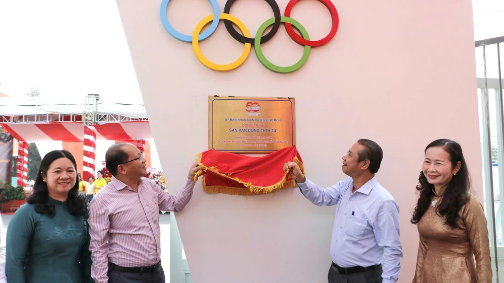 Lãnh đạo huyện Hóc Môn gắn bảng công trình chào mừng kỷ niệm 50 năm Ngày Giải phóng miền Nam, thống nhất đất nước z6533017233711_31562f4262056ce103d3f9bbcdf5d976.jpg