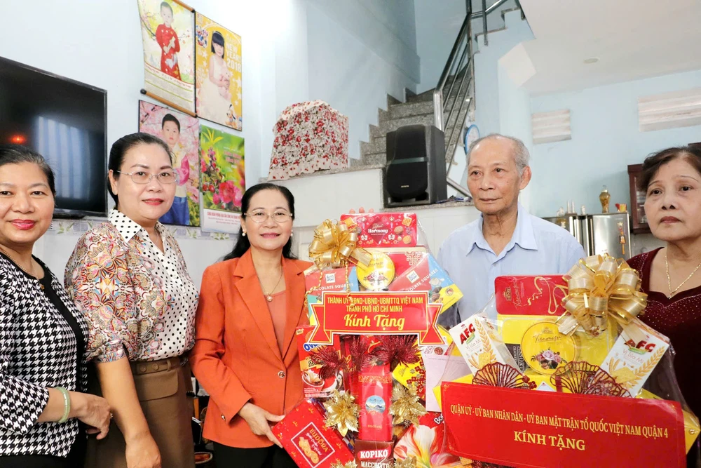 Đồng chí Nguyễn Thị Lệ thăm ông Lê Huy Quyến. Ảnh: NGÔ BÌNH z6534039819455_26fb19faa67c3b54b57ca8650c257334.jpg