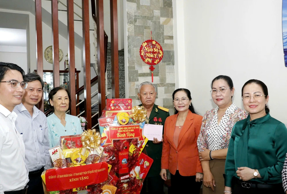 Đồng chí Nguyễn Thị Lệ cùng đoàn thăm, tặng quà ông Trịnh Xuân Hồng. Ảnh: NGÔ BÌNH z6534039852126_6fe4555d8ee0a6251e290c1326cfbe94.jpg