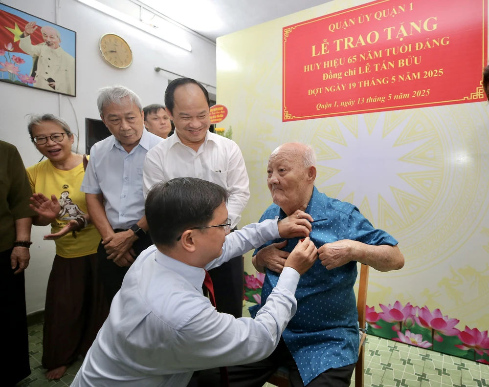 Đồng chí Nguyễn Mạnh Cường trao Huy hiệu Đảng đến đồng chí Lê Tấn Bửu. Ảnh: DŨNG PHƯƠNG z6595969863702_8001fa6d5c654de93497d19700f45870.jpg