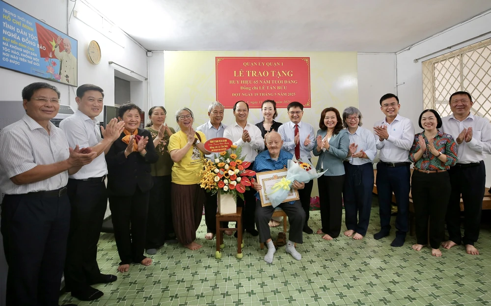 Đồng chí Nguyễn Mạnh Cường cùng các đại biểu chúc mừng đồng chí Lê Tấn Bửu. Ảnh: DŨNG PHƯƠNG z6595970042871_0e0c887f26e01bfff9b2d4021ec87246.jpg