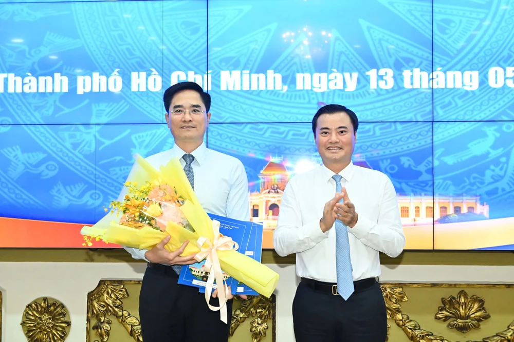 Đồng chí Bùi Xuân Cường trao Quyết định đến đồng chí Trần Quang Lâm. Ảnh: VIỆT DŨNG z6596981233706_49e41cd00779eccb0bad3459d7da0954.jpg